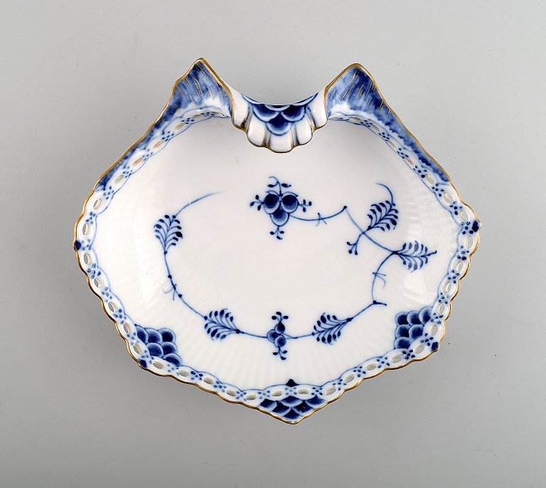 Royal Copenhagen Musselmalet helblonde asiet med guld dekoration.No. 1074.