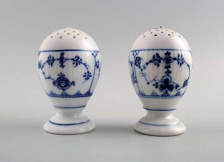 2 stk. Kongelig Porcelæn 189 musselmalet riflet peberbøsseRoyal Copenhagen Kongelig Porcelæn 189 musselmalet riflet peberbøsser.