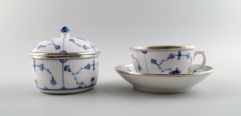 Sjælden og antik, tidligt 1800-tallet Royal Copenhagen Musselmalet riflet stor morgenkop med hank, underkop og sukkerskål, alle dele med sølvmontering.