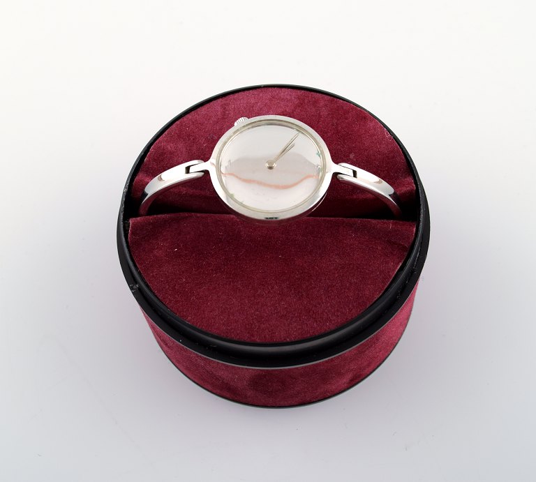 Georg Jensen/Vivianna Torun Bülow-Hübe: f. Sverige 1927, d. 2004. Damearmbåndsur af stål.