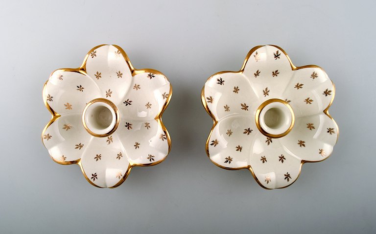 Gefle, Gyllen, et par lave lysestager i fajance.