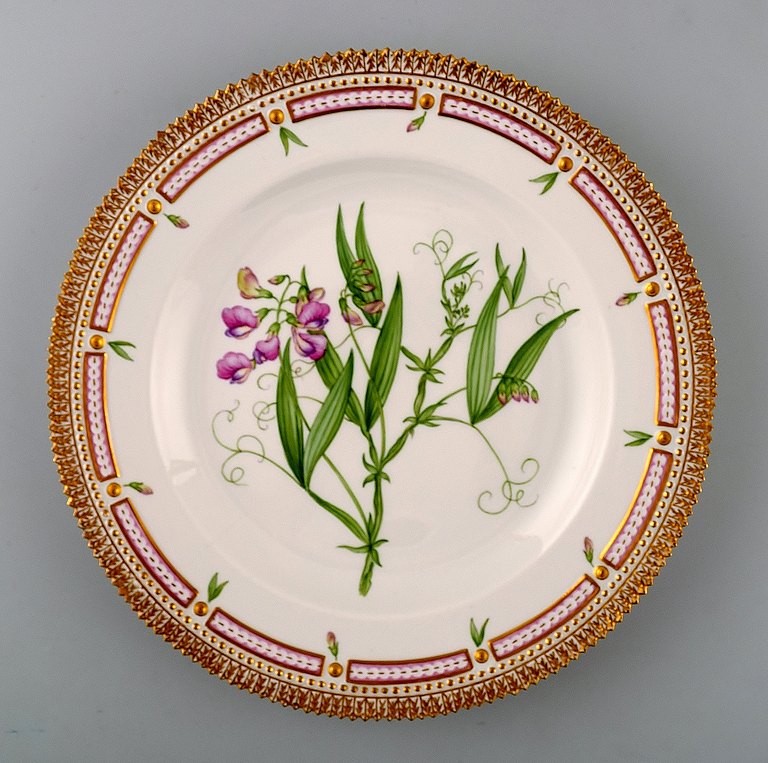 Royal Copenhagen Flora Danica dinner plate # 20/3549.