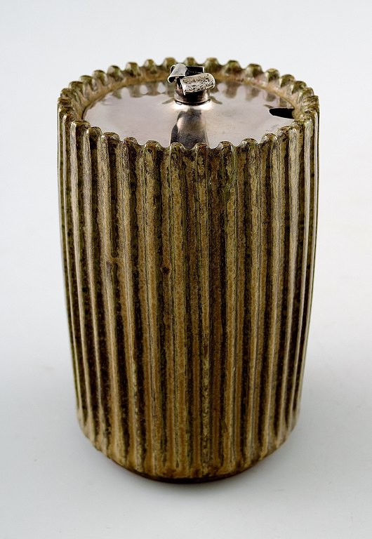 Arne Bang og Hugo Grün: Marmeladekrukke af stentøj, modelleret med vertikalt, rillet mønster. Dekoreret med glasur i jordfarver.