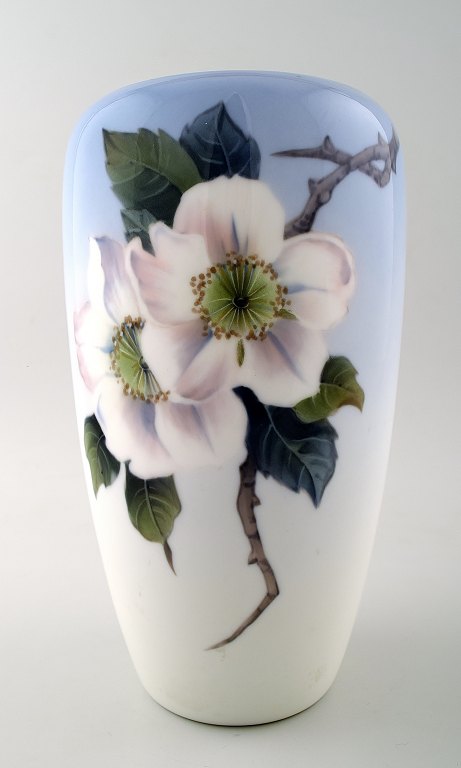 Royal Copenhagen vase dekoreret med blomster. 