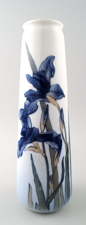 Royal Copenhagen art nouveau vase dekoreret med blomster. 