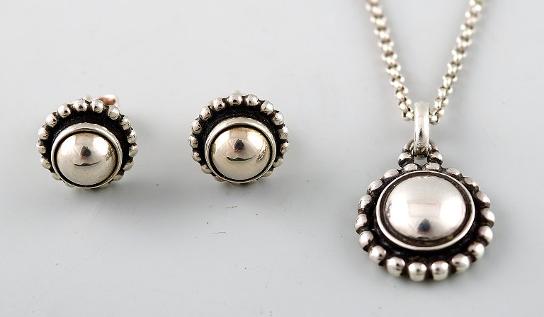 Georg Jensen. Moonlight Blossom, Halssmykke samt ørestikkere af oxyderet sterlingsølv. Dessin nr. 9A og 9B.