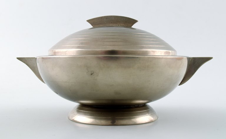 GAB (Guldsmedsaktiebolaget) Art deco lidded bowl in pewter.