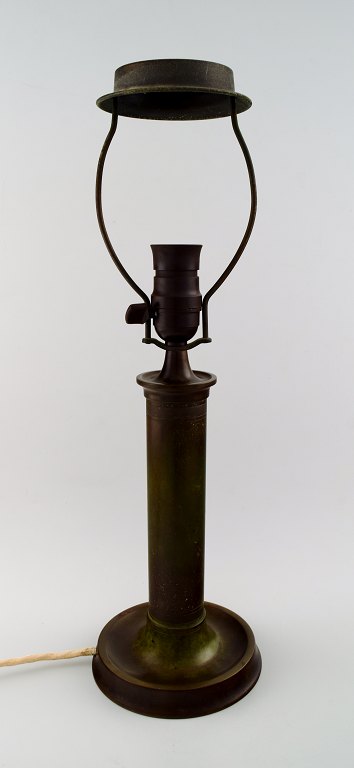 Just Andersen. Bordlampe af legeret bronze, søjleformet stamme på rund fod, fatning af bakelit. Dessin nr. 1862 LB.