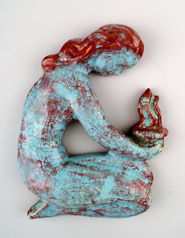 Michael Andersen keramik fra Bornholm. Relief.Ung kvinde holder flamme.