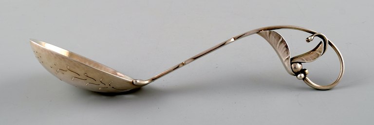 Georg Jensen Ornamental  sølv nr. 141, stor serveringsske, bærske.