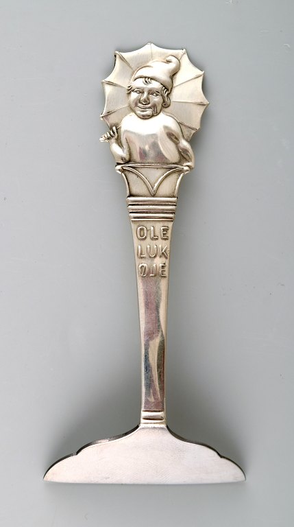 H.C. Andersen barnebestik i tretårnet sølv med Ole Lukøje. H.C. Andersen eventyr børnebestik.Barneskubber skubopper uden inskription.