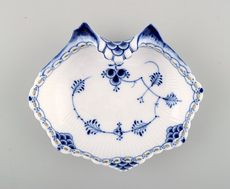 Royal Copenhagen Musselmalet helblonde asiet.Nummer 1074.