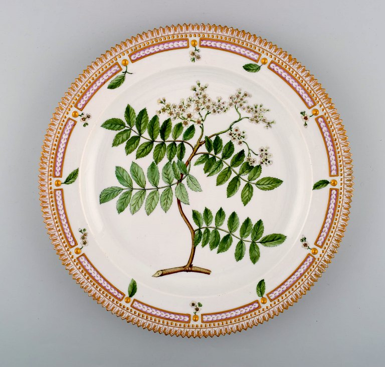 Royal Copenhagen Flora Danica. Rundt serveringsfad. Model # 3524. Diameter 33 cm.