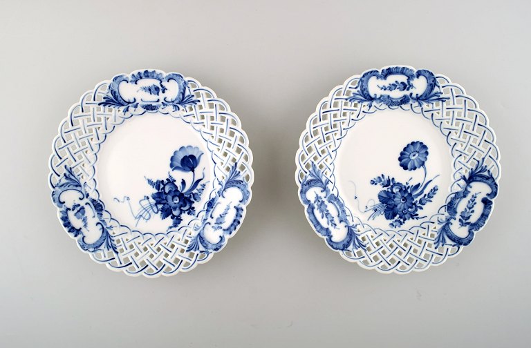 Royal Copenhagen/ Kongelig P. blå blomst svejfet tallerken med dobbelt blondekant. 2 stk.Dekorationsnummer 10/1637.