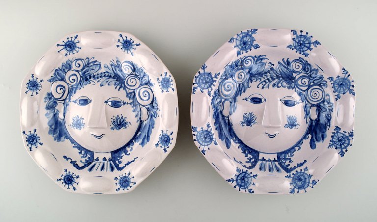 Et par unika fade i stentøj af Bjørn Wiinblad fra 1975. Det blå hus. 