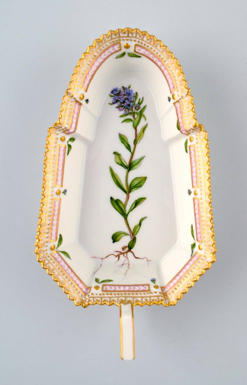 Royal Copenhagen nr. 20/3543 Flora Danica.Asiet med hank.