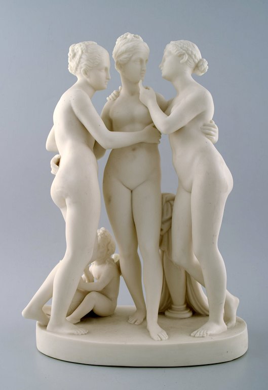 Klassisk skulptur i biscuit af "De tre gratier" på sokkel, Gustavsberg, sent 1800-tallet.