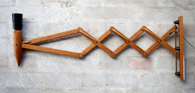 Erik Hansen, Tage Klint, m.fl.: Opadvendt sakselampe af eg. 