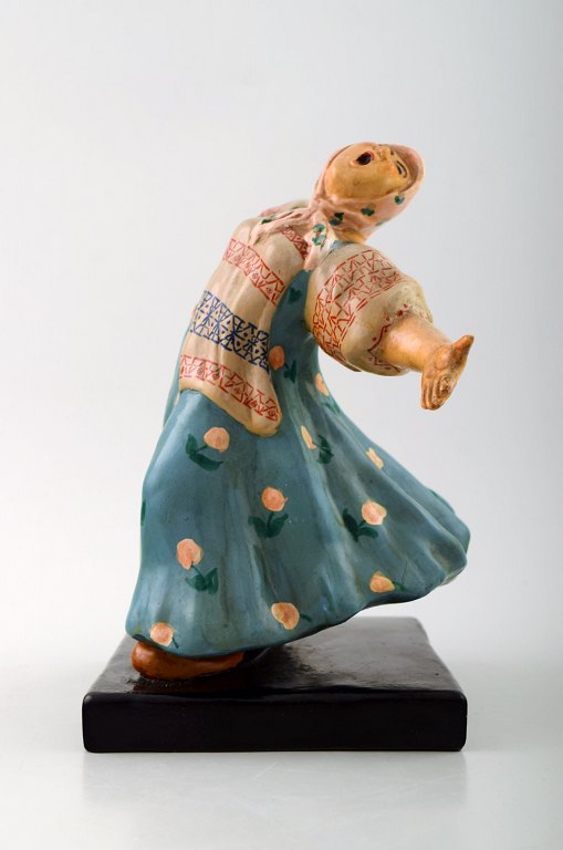 Boris Krilov, russisk-dansk kunstner. Figur af lertøj dekoreret i farver; russer i festligt lag.