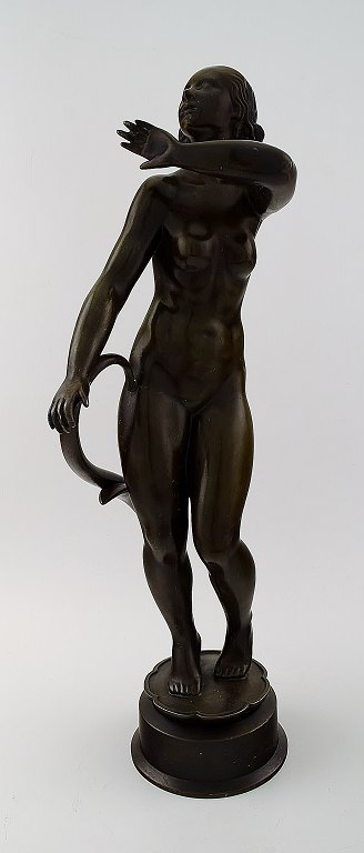 Just Andersen 1884-1943. Stor og sjælden figur af patineret diskometal i form af stående nøgen kvinde.