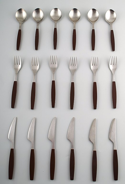Komplet middagsservice til 6 p., Henning Koppel. Strata bestik af rustfrit stål og brun plast. Fremstillet hos Georg Jensen.