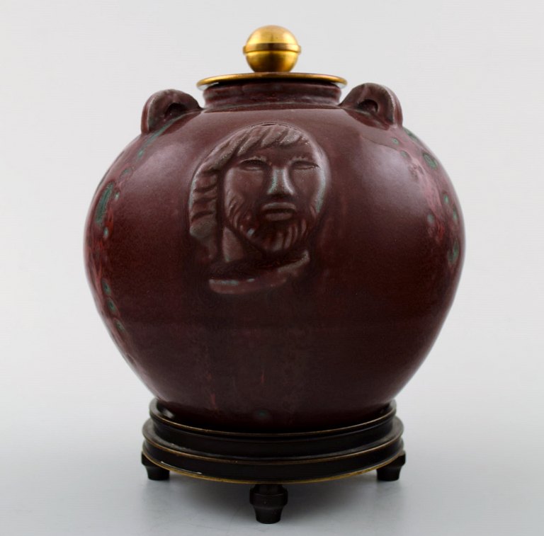 Jais Nielsen, Knud Andersen: Lille cirkulær lågkrukke af stentøj, dekoreret med okseblodsglasur.