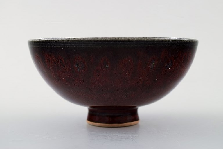 Sven Hofverberg (1923-1998) Svensk keramiker.Keramikskål i blåviolette nuancer.