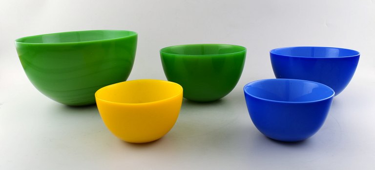 Orrefors "Colora" 5 skåle i kunstglas i forskellige farver. 