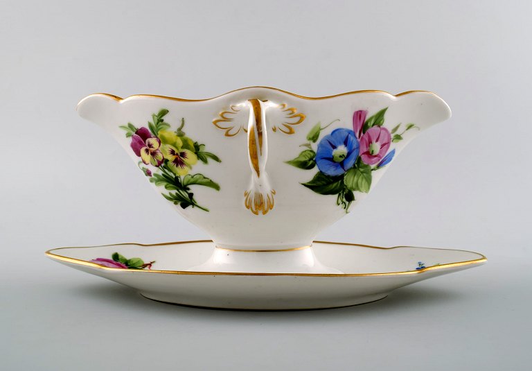 Antik Royal Copenhagen sovsekande i flora danica stil.