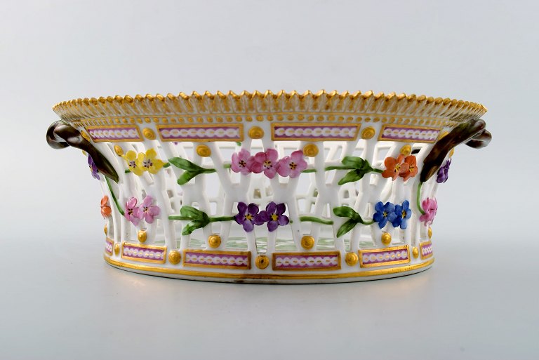 Royal Copenhagen Flora Danica stor Frugtskål. Nummer 20/3536.