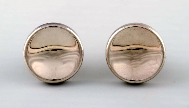 Hingelberg, Aarhus,  et par osteknapper i sterlingsølv.