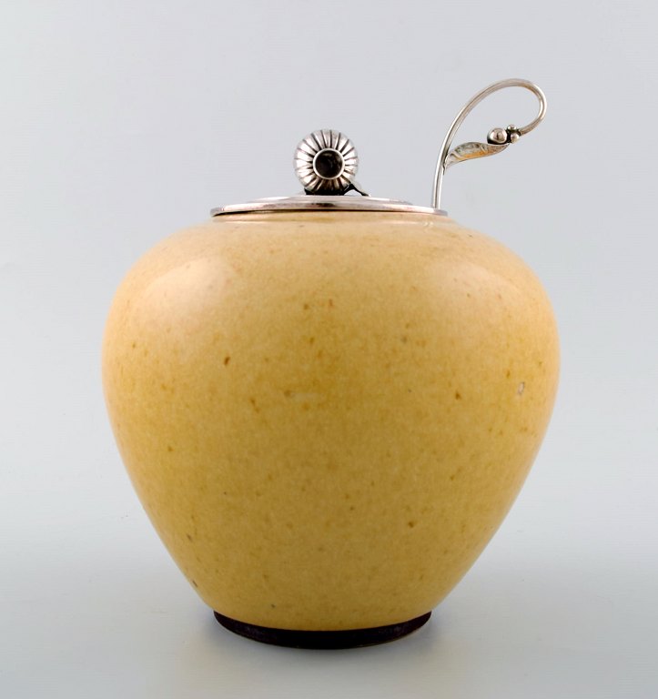 Saxbo og Georg Jensen, stor Saxbo keramik vase med tilhørende Harald Nielsen for Georg Jensen Sterling sølvlåg samt Georg Jensen Blossom marmeladeske.