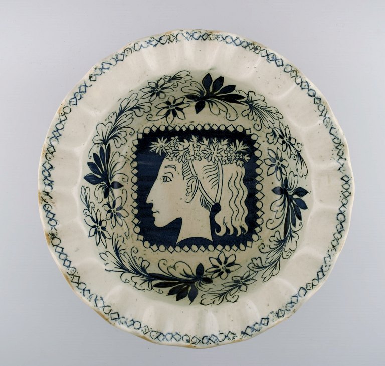 Birger Kaipiainen for Arabia. Stor Skål med plisseret kant. stentøj, 1940´erne. Kvinde i profil.