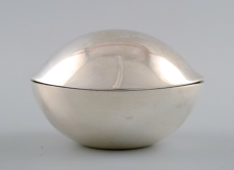 Georg Jensen Bonbonniere i Sterlingsølv #1121 - Henning Koppel.Tegnet af Henning Koppel (1918-1981) år 1954.
