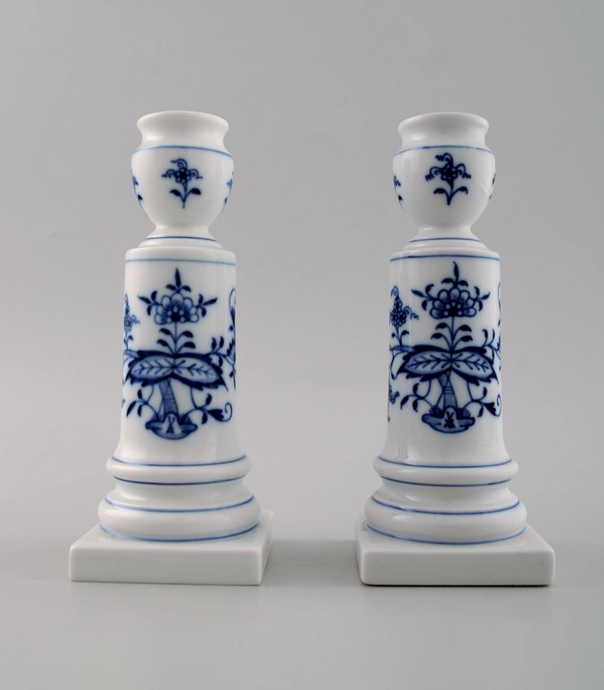 A pair of candlesticks, Meissen onion pattern, 20 c.