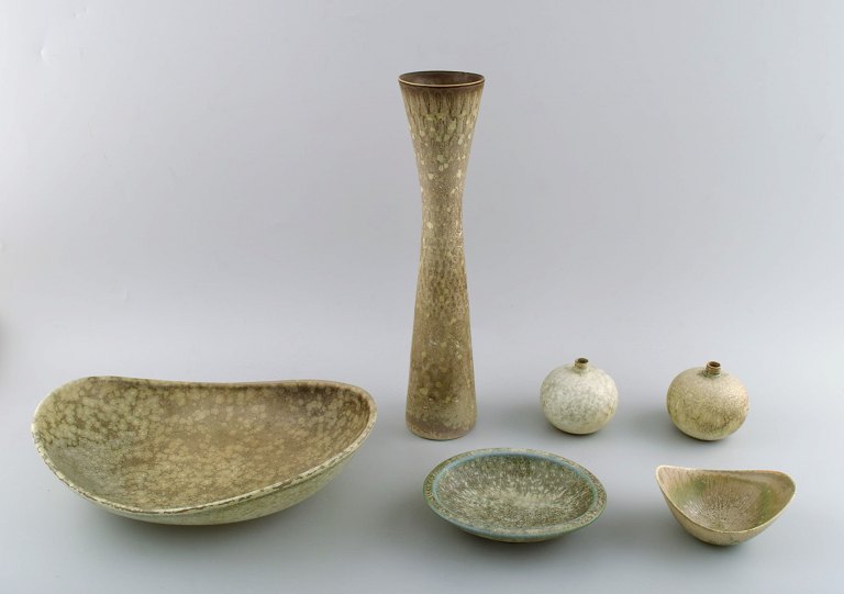 Six pieces Carl-Harry Stålhane and Gunnar Nylund, Rörstrand / Rorstrand, large vase, two smaller vases, large stoneware bowl, two small bowls. Two by Gunnar Nylund.