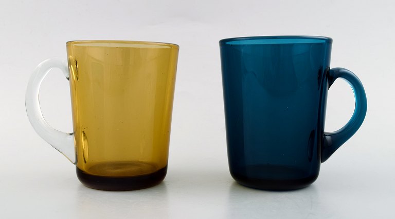 Kaj Franck (Finsk, 1911–1989) Nuutajärvi Glass Works, Finland, kunstglas. 2 krus med hank i forskellige farver.Finland 1960/70´erne.
