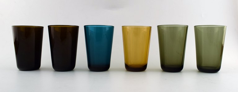 Kaj Franck (Finsk, 1911–1989) Nuutajärvi Glass Works, Finland, kunstglas. Seks drikkeglas i forskellige farver.