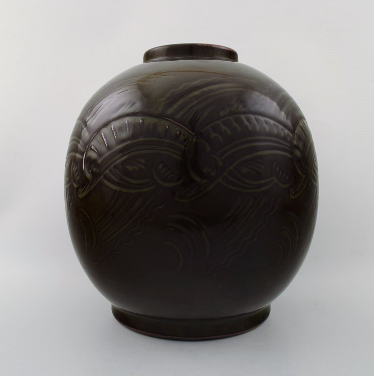 Nils Thorsson for Royal Copenhagen. Large jar in stoneware, motifs in the form of sea plants and fish. Mid 20 c.