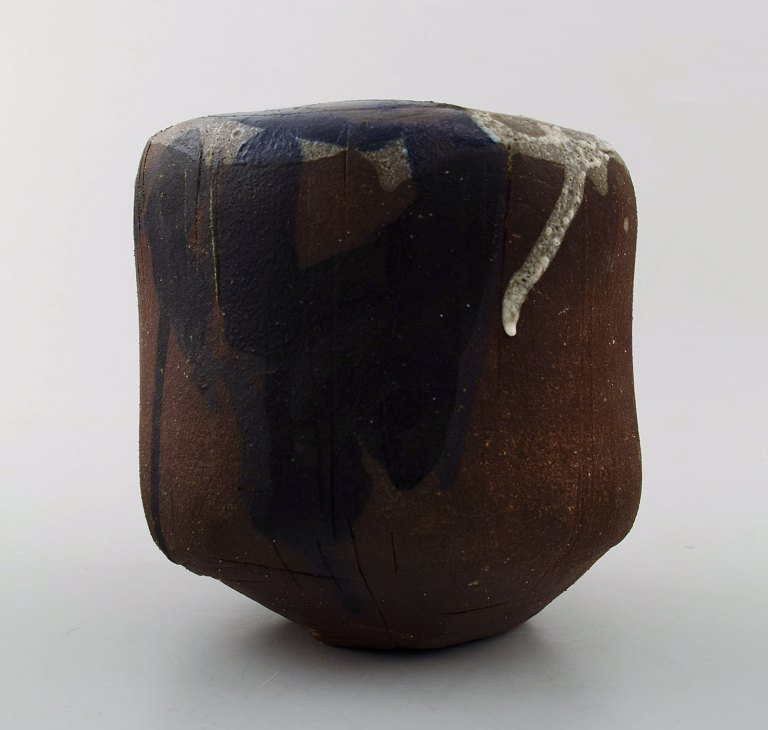 Unika keramik vase af Sten Lykke Madsen, eget værksted.  Figurativ scene.