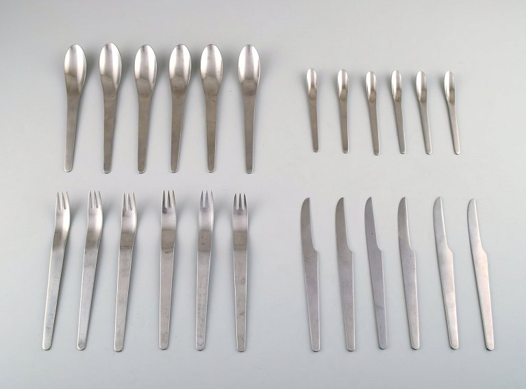 AJ-bestik af Arne Jacobsen, 1957. Georg Jensen. Komplet middagsservice til seks personer. I alt 24 dele.