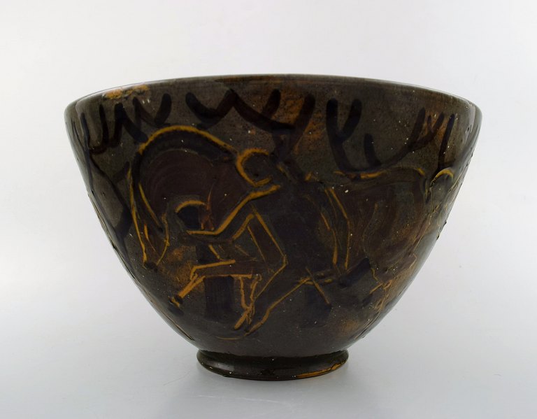 Unique Helge Daner Jensen for Kähler. Ceramic bowl decorated with men and horses, approx. 1920s.