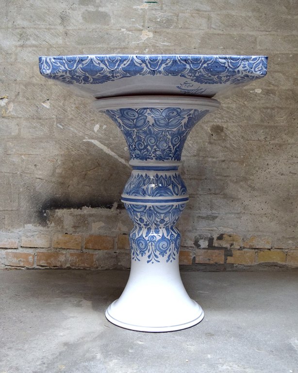 Bjørn Wiinblad. Unika blomsterbord, 1992, af keramik med blå blomsterdekoration på hvid bund.