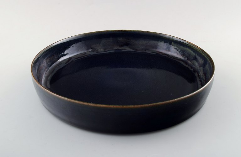 Beautiful stoneware dish by Edith Sonne for Bing & Grondahl.Signed, presumably unique work.
