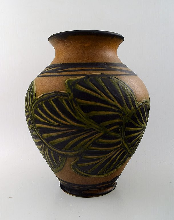 Kähler, Denmark, large glazed stoneware vase in modern design.1930 / 40s. Cow horn technique.