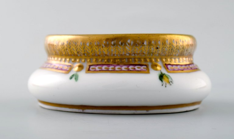Royal Copenhagen "Flora Danica" saltkar af porcelæn, dekoreret i farver og guld med blomster. Nummer 20/3625.