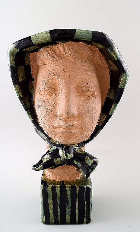 Helge Christoffersen, Eget værksted, stor unika figur af ung model iført tørklæde.