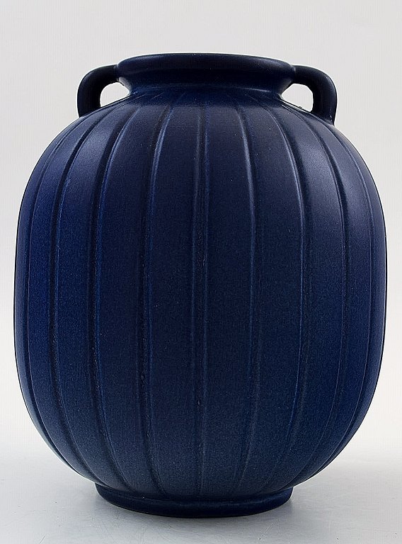 Ipsens enke modelnummer 14, keramikvase med rillet korpus.