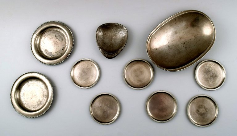 Just Andersen art deco stor samling fade og flaskebakker mm, nummer 2665 m.fl. 
1930/40´erne.