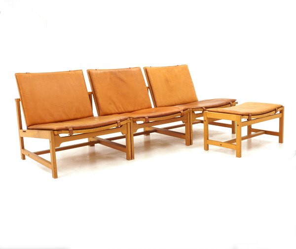 Arne Karlsen & Peter Hjort: Set of 3 lounge chairs and 1 stool, oak with leather. Danish Design. Presented in Milano 1961. L: 180cm. D: 70cm. Hs: 30cm. H: 66cm